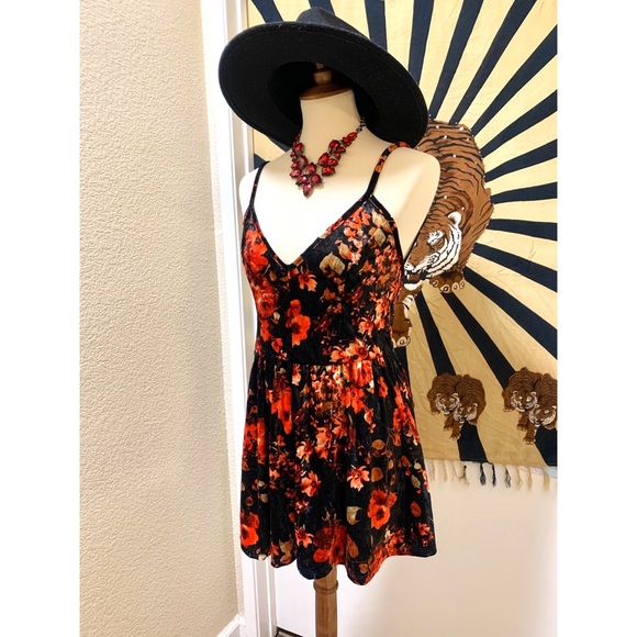 π Beautiful flower velvet romper - Picture 3 of 8